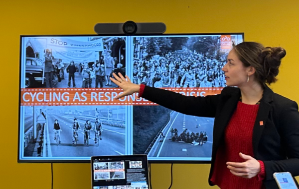 '네덜란드의 자전거는 어떻게 만들어졌나?'라는 주제로 설명하며 주요 사건과 배경을 소개하는 셀리본지 씨.(네덜란드 자전거 대사관에서)