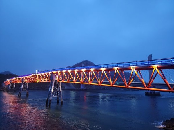 고군산도 장자교 스카이워크에 야간 경관조명 조성이 완료돼 밤바다를 아름답게 밝히고 있다.(사진=군산시 제공)