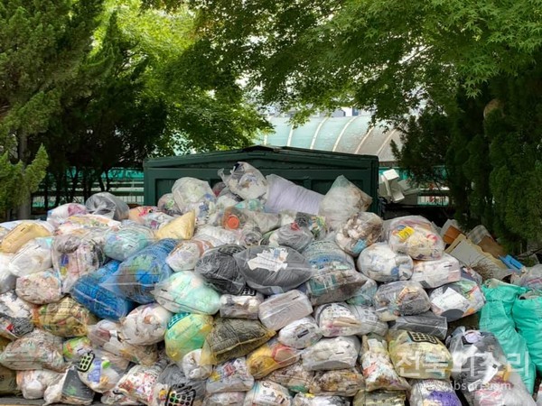 전주시 완산구 중화산동 한 아파트 주변에 쌓인 쓰레기 더미.(자료사진)