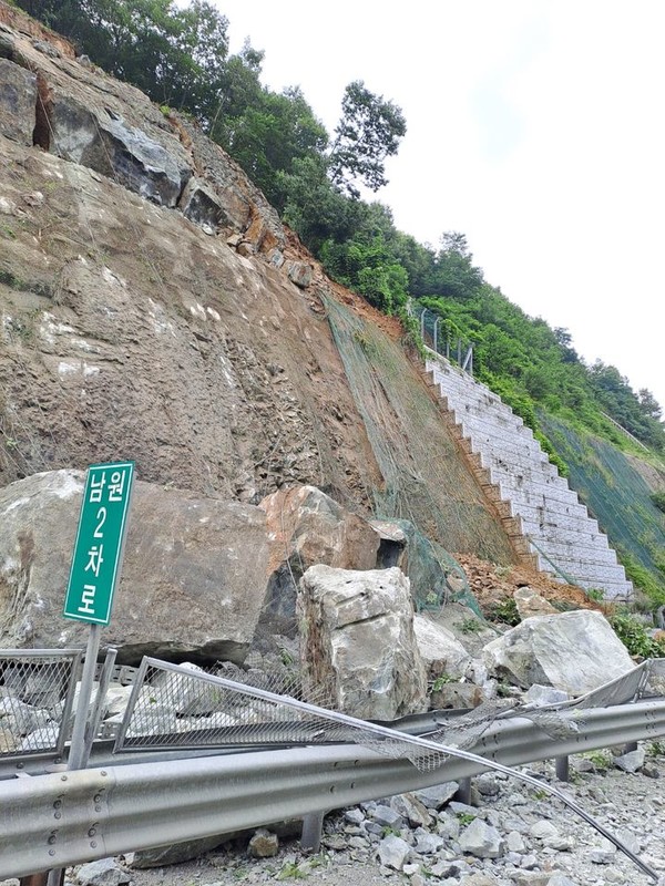 8일 오전 11시 40분께 완주군 상관면 신리에서 구이 방향 자동차전용도로에서 발생한 산사태 현장.(사진=전북소방본부 제공)