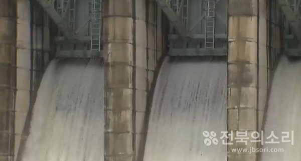 한국수자원공사 용담댐지사는 이날 오후 6시부터 댐 수문을 열고 초당 50톤을 방류하기 시작했다. (자료사진, 기사와 무관함)