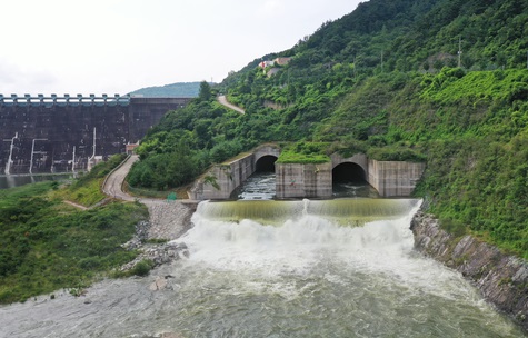 12일 오후 섬진강댐 수문이 열려 방류를 시작하고 있다. 방류는 21일까지 최대 초당 300톤 범위 안에서 이뤄질 예정이다.(사진=임실군 제공)