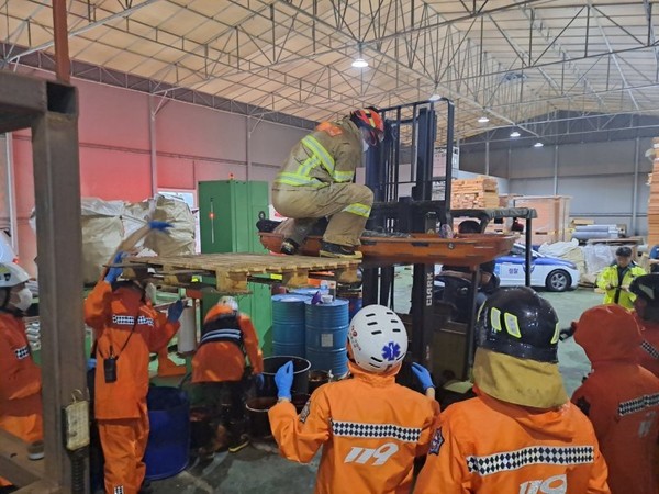 14일 오전 군산시 한 제조공장에서 작업자 2명이 원료탱크 안으로 빠지는 사고가 발생해 소방당국이 구조 활동을 벌이고 있다.(사진=전북소방본부 제공)