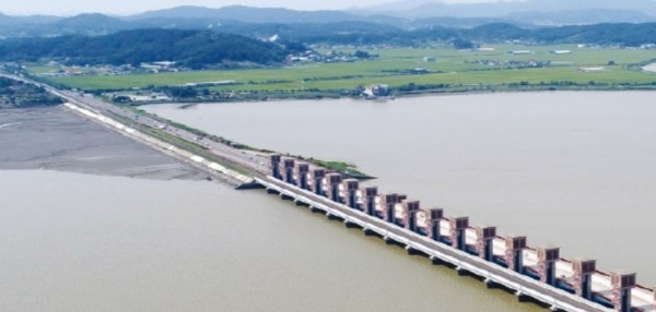 전북 군산과 충남 서천을 잇는 군산하굿둑(사진=충남도 제공)
