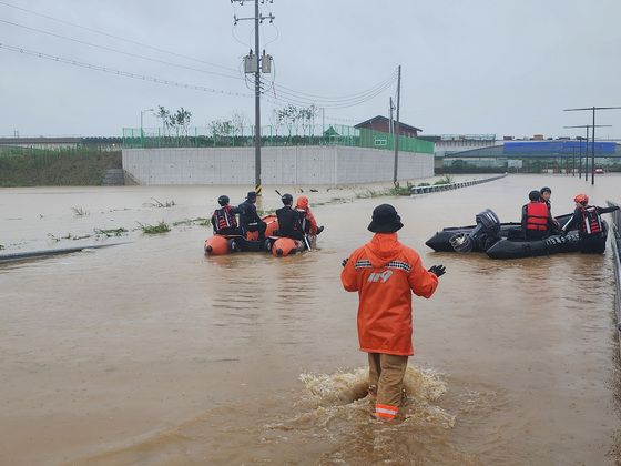 15일 미호천 제방 유실로 침수된 충북 청주시 오송읍 궁평제2지하차도에서 소방대원이 구조보트를 이용해 수색활동을 벌이고 있다.(사진=소방청 제공)