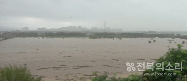 이번 장맛비는 이번주와 다음주까지도 계속 이어질 것으로 예보돼 역대급 강수량을 각 지역마다 기록할 전망이다.