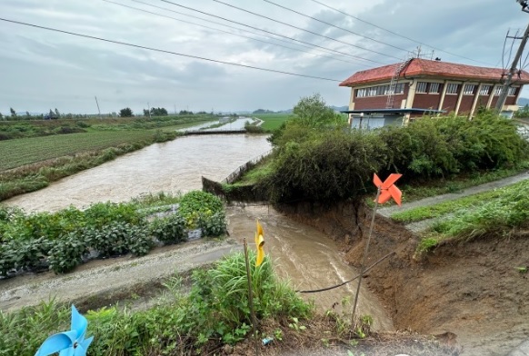 익산시 산북천 제방 붕괴 모습[사진=익산시 제공)