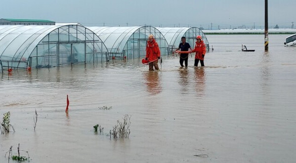 14일 완주군 삼례읍 한 비닐하우스 근처에서 집중호우로 고립된 농민이 구조를 받으며 빠져나오고 있다.(사진=전북소방본부 제공)