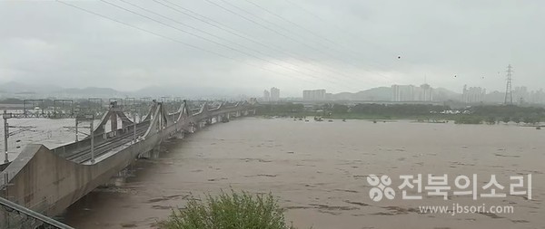 이번 장맛비는 21일 잠시 주춤했다가 22일부터 다시 내리기 시작해 26일까지 내내 이어질 것으로 예보됐다. 