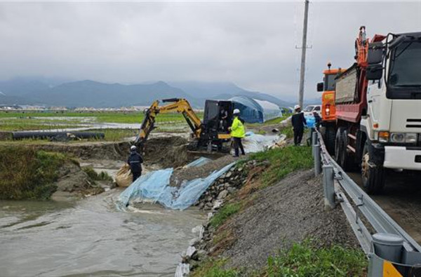 최근 집중호우로 새만금잼버리 야영장 부지 배수로 사면이 유실돼 긴급 복구작업을 벌이고 있다.(사진=한국농어촌공사 제공)