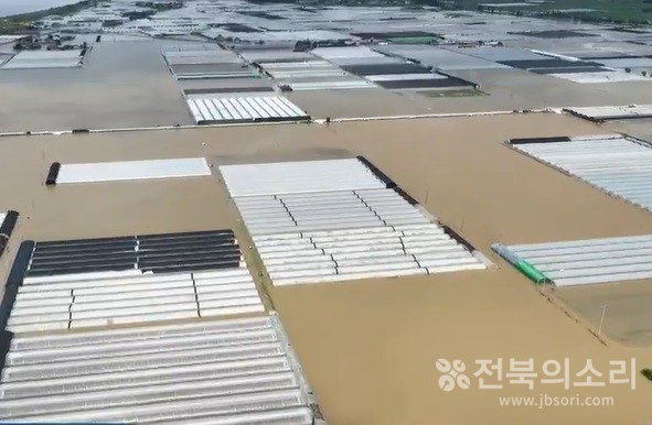 익산시와 김제시 죽산면 등 집중호우 피해가 컸던 전국 13개 지자체를 정부가 19일 특별재난지역으로 우선 선포했다.