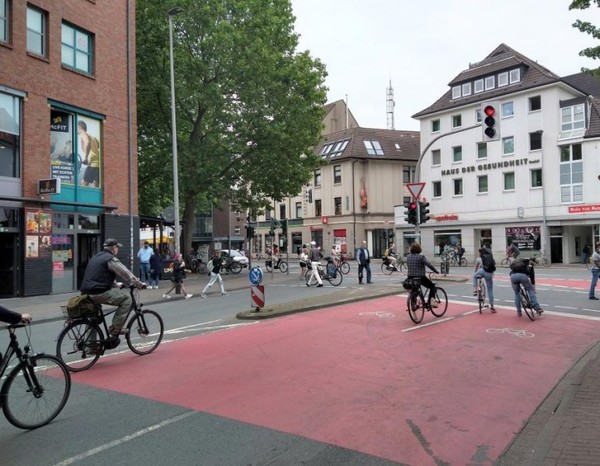 "독일 뮌스터시 Bremer Strasse 자전거 자물쇠 Bremer Strasse에 있는 이 자전거 자물쇠에서 자전거 타는 사람은 운전자보다 먼저 타므로 항상 시야에 들어옵니다. 자전거 자물쇠에 대한 접근은 교통 표지판에 의해 규제됩니다. 자전거 이용자는 매연 속에서 신호등 앞에서 기다릴 필요 없이 빠르고 안전하게 교차로를 통과할 수 있습니다"(뮌스터 시청 홈페이지 소개 내용). 파리와 포틀랜드, 뮌스터등은 네덜란드와 덴마크등에서 고안한 이런 시스템을 모델로 선정하여 빠르게 도시 전역에 구축하고 있다.