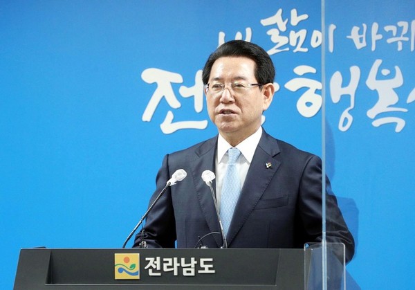 김영록 전남도지사는 20일 제3차 국가첨단전략산업위원회서 광주·전남 반도체 특화단지 지정이 제외된 데 대해 입장문 발표를 통해 강한 유감을 표명했다.(사진=전남도 제공)