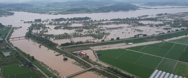 지난 13일부터 내린 비로 전북 익산 산북천이 범람한 모습.(사진=익산시 제공)