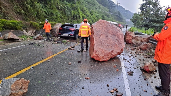 진안군 정천면 도로에서 13일 오전 5시 40분쯤 바위와 토사 등이 도로를 덮치는 사고가 발생했다.(사진=전북소방본부 제공)