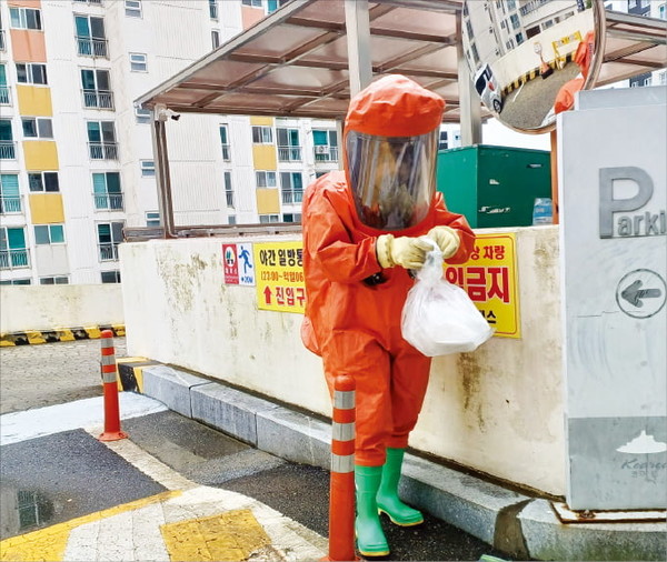 21일 전남 여수시의 한 아파트 단지에서 소방대원이 위험 신고 해외 소포를 수거하고 있다.(사진=전남소방본부 제공)