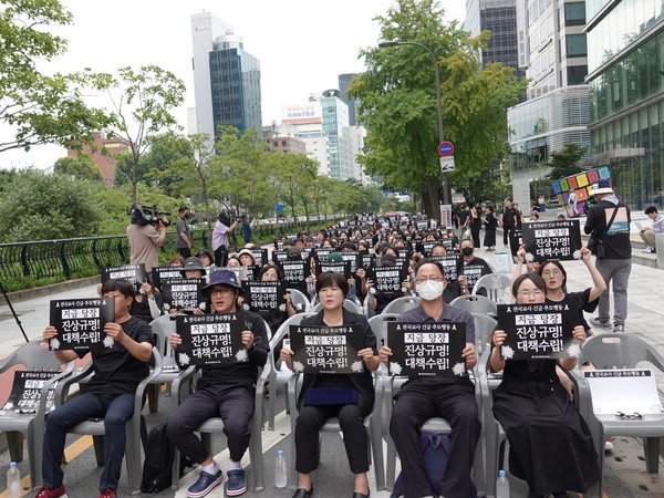 전국교직원노동조합은 22일 500여명의 교사들이 참여하는 '전국교사 긴급추모행동'을 진행했다.(사진=전국교직원노동조합 제공)