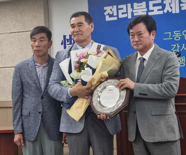 퇴임하는 신준섭 전북도체육회 사무처장과 정강선 전북체육회장(오른쪽)(사진=전라북도체육회 제공)