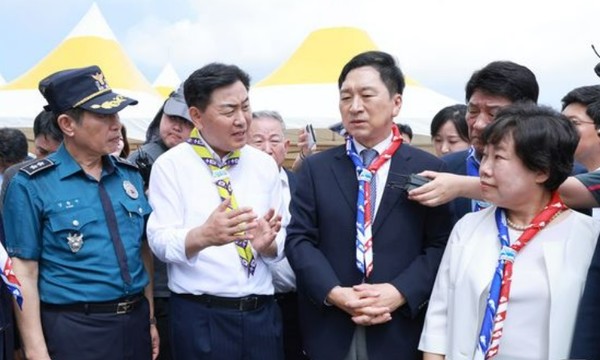 27일 김기현 국민의힘 당대표를 비롯한 지도부가 새만금 잼버리 부지 현장 점검에 나선 가운데 김관영 전북지사가 시설 현환 등을 설명하고 있다.(사진=전북도 제공)