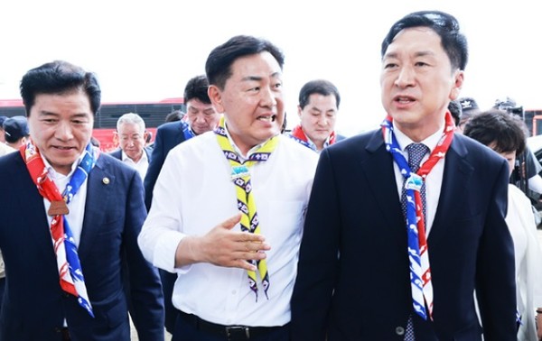 국민의힘 김기현(오른쪽) 당 대표가 새만금잼버리 현장을 찾아 김관영(가운데) 전북지사에게 "중앙당에서 진정성을 갖고 정책과 예산을 지원하겠다"는 약속을 하고 있다.(사진=전북도 제공)