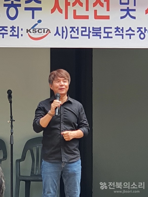 인사말을 하고 있는 오준규 사진작가.