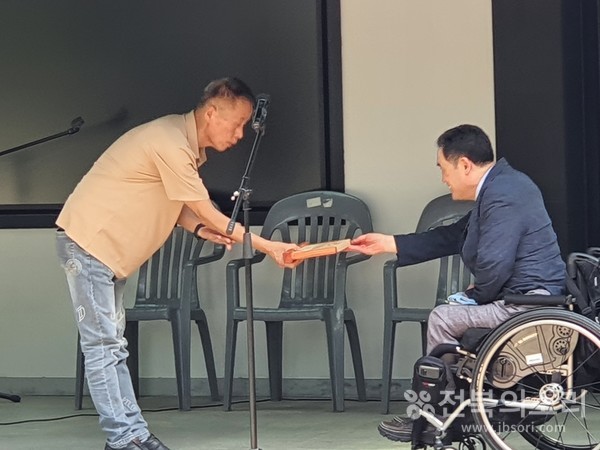이날 행사에서 서치식 씨가 감사패를 받았다.