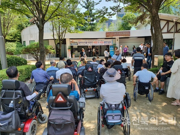 29일 오후 2시 전주덕진공원 시민갤러리에서 ‘1번 국도 최북단 임진각에서 한반도 최남단 땅끝까지 휠체어사이클 국토 종주 사진전 및 사진집 출판 기념식’이 열렸다. 