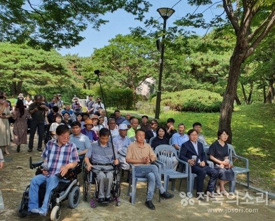 8월 4일까지 열리게 될 '휠체어사이클 국토 종주 사진전 및 사진집 출판 기념식’에 70여명이 참석해 축하와 격려를 했다. 