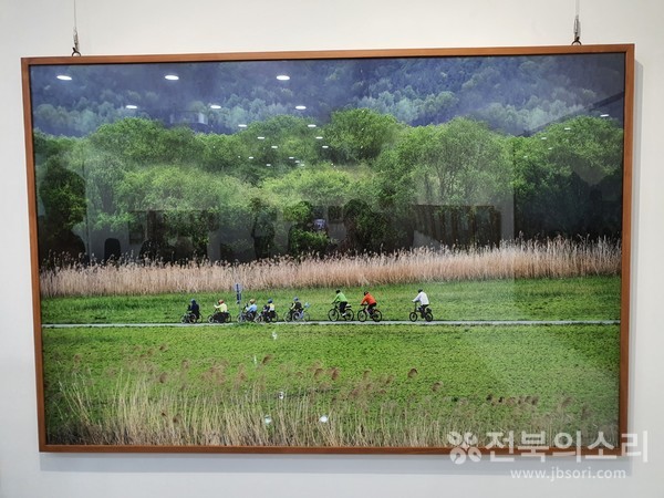 오준규 사진작가의 휠체어사이클 국토 종주 사진전에 소개된 한 작품.