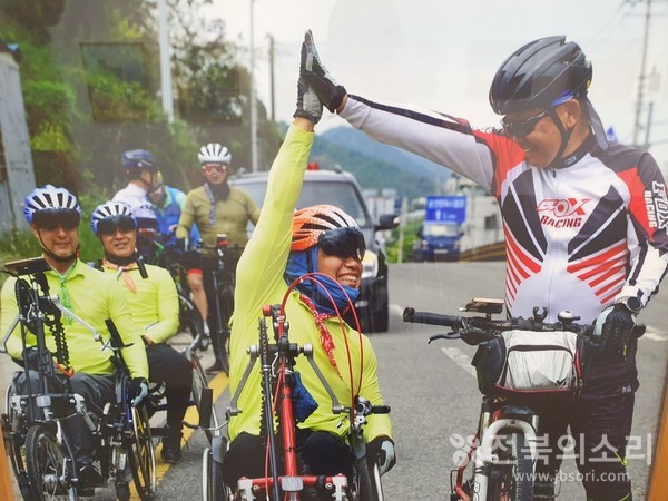 전북척수장애인들로 구성된 휠체어사이클팀의 국토 종주 기간 중 감동의 순간들.(사진 위, 아래=오준규 작가)