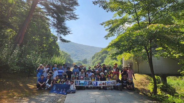 완주자연지킴이연대와 공유마을 사회적협동조합이 공동으로 주최한 '신흥계곡  사유화 반대 토요걷기 3주년 행사'가 29일 완주군 경천면 신흥계곡에서 열렸다.(사진=완주자연지킴이연대 제공) 