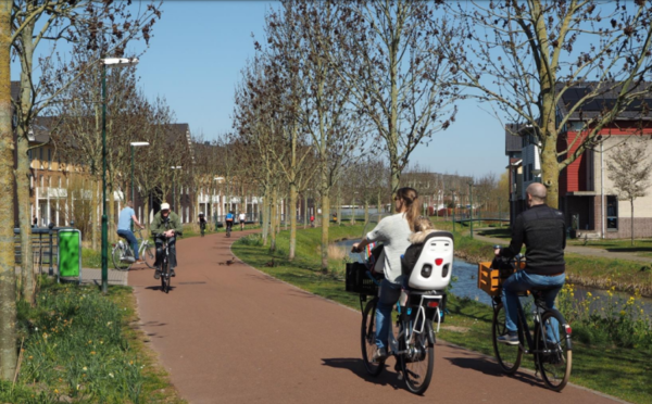 하우턴이라는 도시를 잘 모르는 분들에게 이 사진을 보여주면 '그 도시 어느 외곽의 자전거 산책로'로 여기는 분들이 많을 것이다. 이 사진은 이 도시의 어느곳을 가나 관찰되는 주요 간선도로다. 사진은 하우턴 시청 자료.