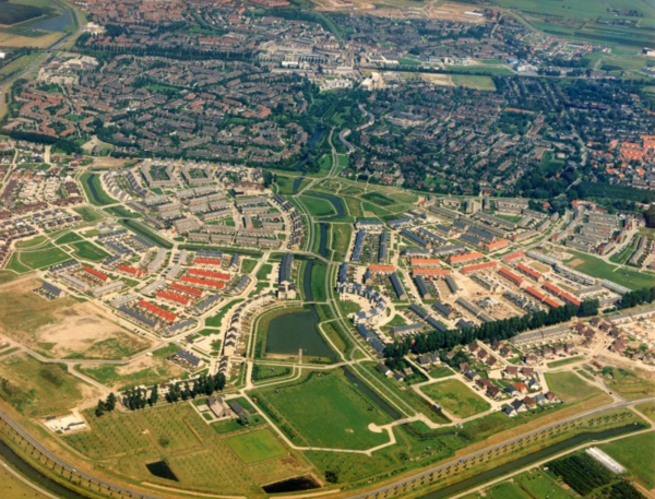 하늘에서 내려다보이는 하우턴. 맨 아랫쪽에 외곽의 링로드(순환도로)가 보이며 가운데로 그린벨트(녹지)가 보인다. 하우턴 시청 제공