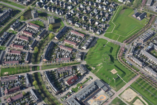 하늘에서 내려다보이는 하우턴녹지와 잔디밭 그리 주택이 여유롭게 배치되어 있다. 도로중 빨간 빛의 도로는 자전거 도로, 회색은 보도블럭이나 아스팔트로 포장된 차량 이동이 가능한 공간이다. 자전거 도로와 자동차 이동이 가능한 도로는 분리되어 있다. 도시의 중심부로 갈수록 자동차가 진입하기 어렵다.  하우턴 시청 제공.