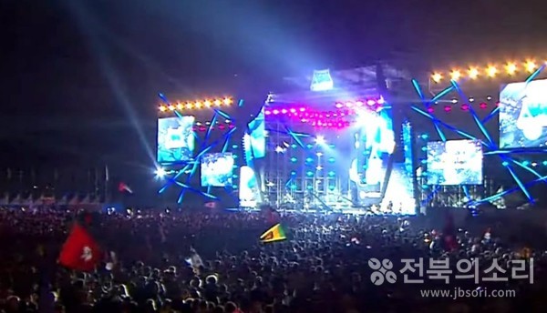 2일 밤 늦게까지 진행된 새만금잼버리 개영행사 한 장면.