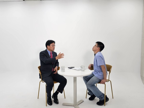 지난 2일 서울 디지털미디어시티역 근처에서 중앙일보 편집국장을 지낸 김종혁 전 국민의힘 비대위원(왼쪽)과 인터뷰를 했다.