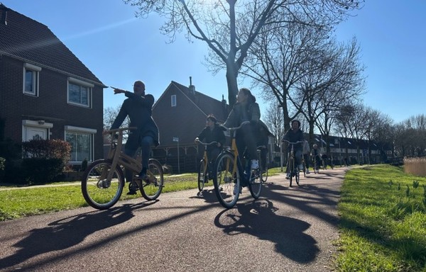 하우턴의 일반적인 간선도로, 한적한 교외에 나있는 자전거 도로가 아니라 하우턴 시내 전역의 일반적인 도로의 모습이다. 이런 도로를 위주로 움직이다보면 하우턴에는 자동차가 없는 것처럼 여겨지지만 가구당 1대 수준의 자동차를 보유하고 있으며 다른 도시로 이동하는 패턴이 많은 사람들에게 자동차는 또다른 중요한 교통수단이다.