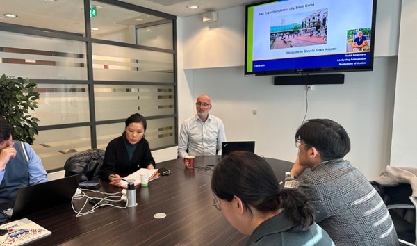 3월 1일 아침, 하우턴 시청 회의실에서 열린 브리핑 시간, 국제 자전거 대사라는 직함을 가진 안드레아 보더만의 첫마디는 '히스토리 오브 하우턴'이었다.
