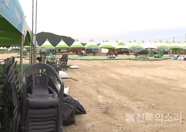 새만금잼버리에 참가한 156개국 3만 6,000여명의 대원들은 개영 7일 만인 지난 8일 버스 1,022대를 이용해 새만금을 떠나 전국 8개 시도로 이동했다.