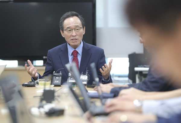 송하진 전 전북도지사가 2017년 8월 31일 '새만금잼버리' 유치와 관련 기자간담회를 열고 기대 효과 등을 밝혔다.(사진=전북도 제공)