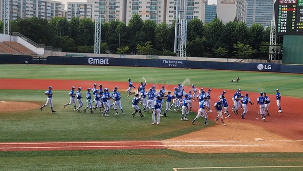 군산상일고 선수들이 10-10 동점이던 9회말 1사 만루에서 끝내기 안타로 마침표를 찍었다.(사진=군산상일고 제공)