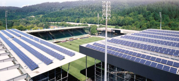 프라이부르크 바데노바 경기장 지붕에 설치된 태양광 발전시설. 세계의 많은 사람들이 프라이부르크를 태양광의 도시라고 부른다:(사진=프라이부르크 시청 홈페이지 캡처)