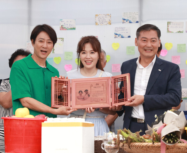 최수종·하희라 부부가 진안군 명예군민 인증패를 들고 기념촬영을 하고 있다.(사진=진안군 제공)