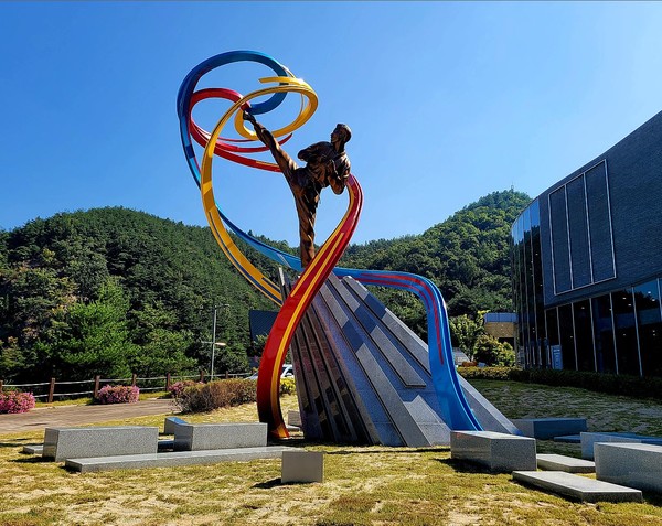 무주군 태권도원의 상징 조형물인 '태권도의 꽃'(사진=태권도진흥재단 제공)