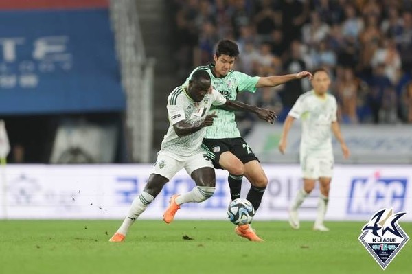 전북의 보아텡이 공을 다투고 있다(사진=한국프로축구연맹 제공)