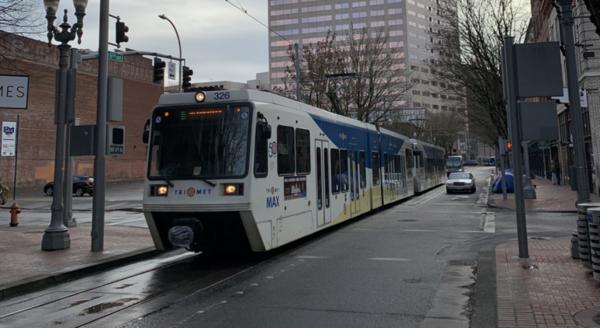 미국 오리건주 포틀랜드시의 대중교통망중 하나인 MAX(Metropolitan Area Express)로써 포틀랜드 광역권에 96km연장 6개 노선을 운행하며 하루 12만명 가량의 시민을 수송한다. 2019년 기준.(사진 제공 : 장우연 연구원)