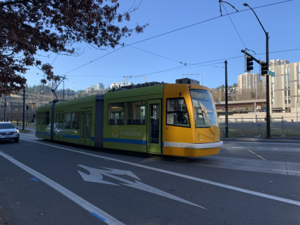 '스트리트카'라고 불리는 노면전차. MAX, 버스와 함께 스트리트카는 포틀랜드 대중교통의 중심이다. 1970년대 포틀랜드 시민들을 도시를 가로 지르는 주간고속도로(주를 연결하는 고속도로망) 확장 및 신규 개설에 반대하였고 대신에 MAX와 스트리트카 등의 대중 교통망을 확충하는 것을 제시하였다.(사진 제공 : 장우연 연구원)