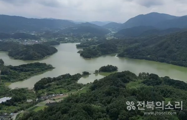 전북지역 광역상수원인 용담호에 13년 만에 조류경보가 내려져 수질 관리에 비상이 걸렸다.
