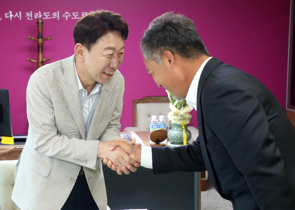 2022년 8월 17일 오후 전북 전주시청에서 우범기(왼쪽) 전주시장과 전은수 자광 회장이 만나 옛 대한방직 부지 개발사업을 논의하고 있다. 우범기 전주시장(왼쪽)과 전은수 (주)자광 회장.(사진=전주시 제공)