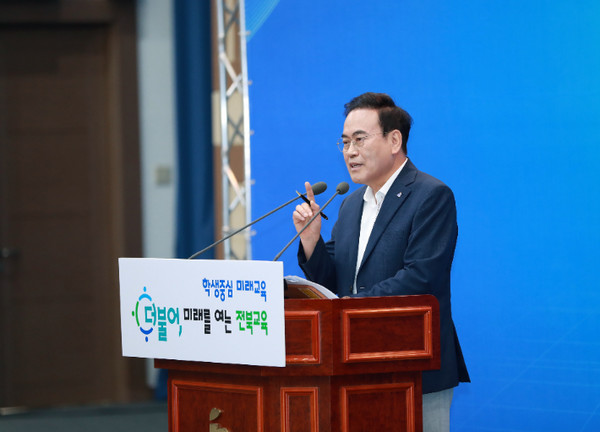 지난해 10월 5일 취임 100일을 맞아 기자회견을 하고 있는 서거석 전북교육감(사진=전북교육청 제공)